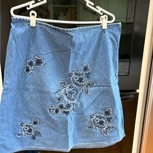 Jones New York Light Blue Denim Floral Appliqué Skirt